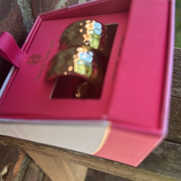 NWT House of Harlow 1960 Hammered Texture Gold Hoops NWT - Picture 3 of 4